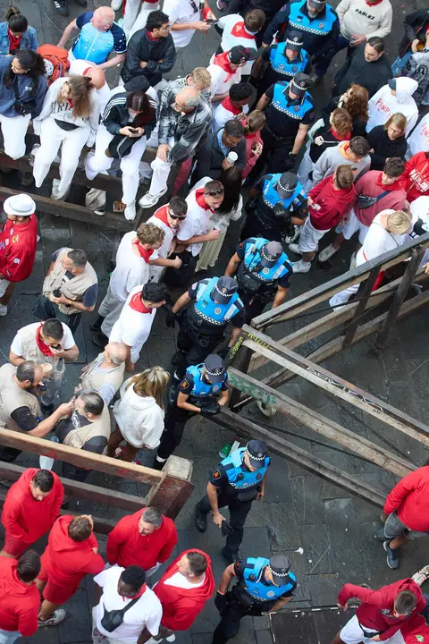 Ambiente en los momentos previos al segundo encierro de San Fermín 2025 con toros de la ganadería de Cebada Gago en el tramo de Mercaderes. IÑIGO ALZUGARAY