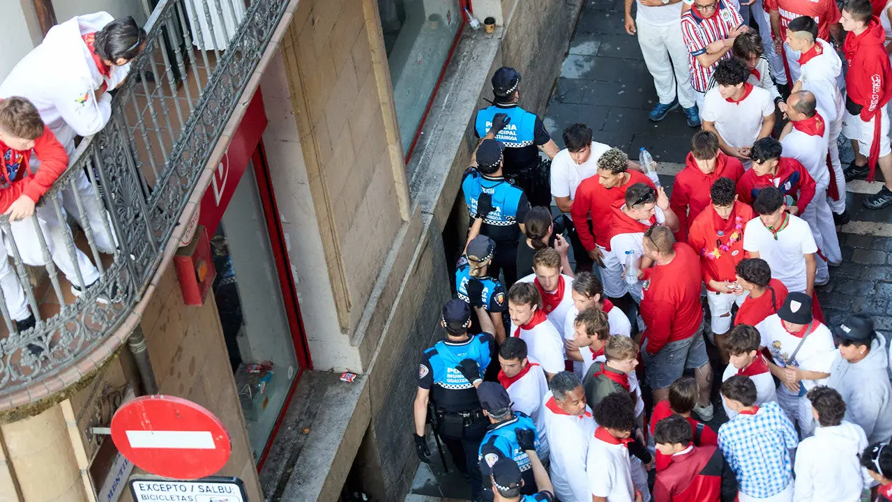 Segundo encierro de San Fermín 2025 con toros de la ganadería de Cebada Gago en el tramo de Mercaderes. IÑIGO ALZUGARAY