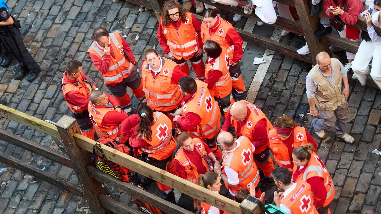 Segundo encierro de San Fermín 2025 con toros de la ganadería de Cebada Gago en el tramo de Mercaderes. IÑIGO ALZUGARAY
