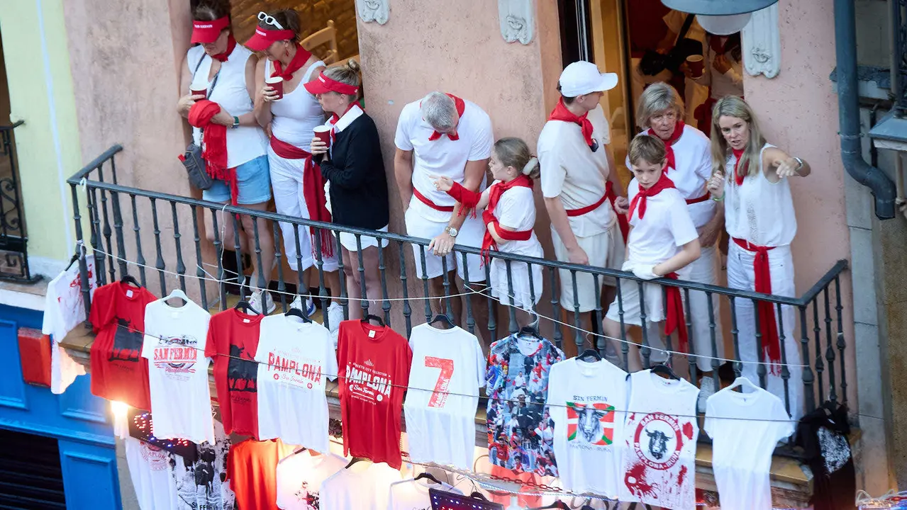 Ambiente en los momentos previos al segundo encierro de San Fermín 2025 con toros de la ganadería de Cebada Gago en el tramo de Mercaderes. IÑIGO ALZUGARAY