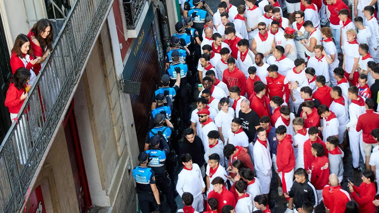 Segundo encierro de San Fermín 2025 con toros de la ganadería de Cebada Gago en el tramo de Mercaderes. IÑIGO ALZUGARAY