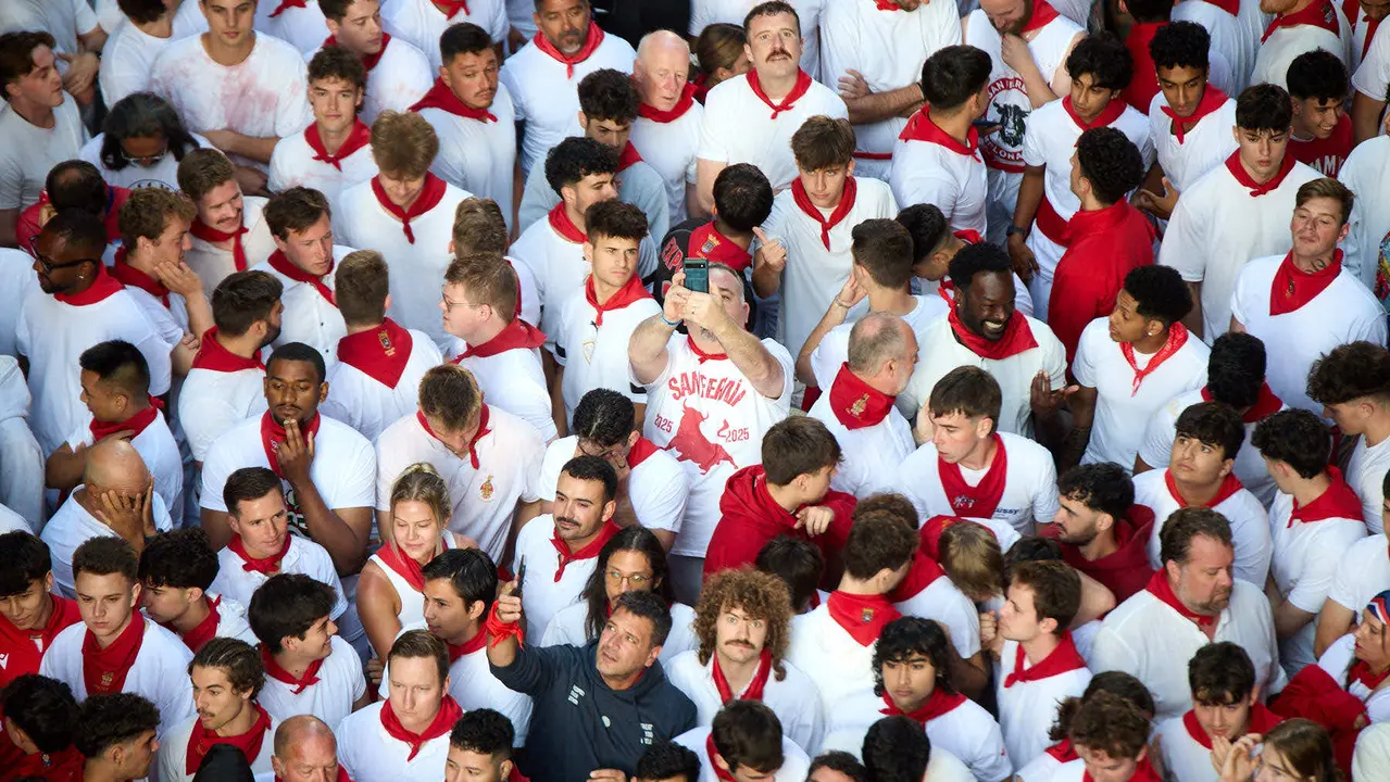 Segundo encierro de San Fermín 2025 con toros de la ganadería de Cebada Gago en el tramo de Mercaderes. IÑIGO ALZUGARAY