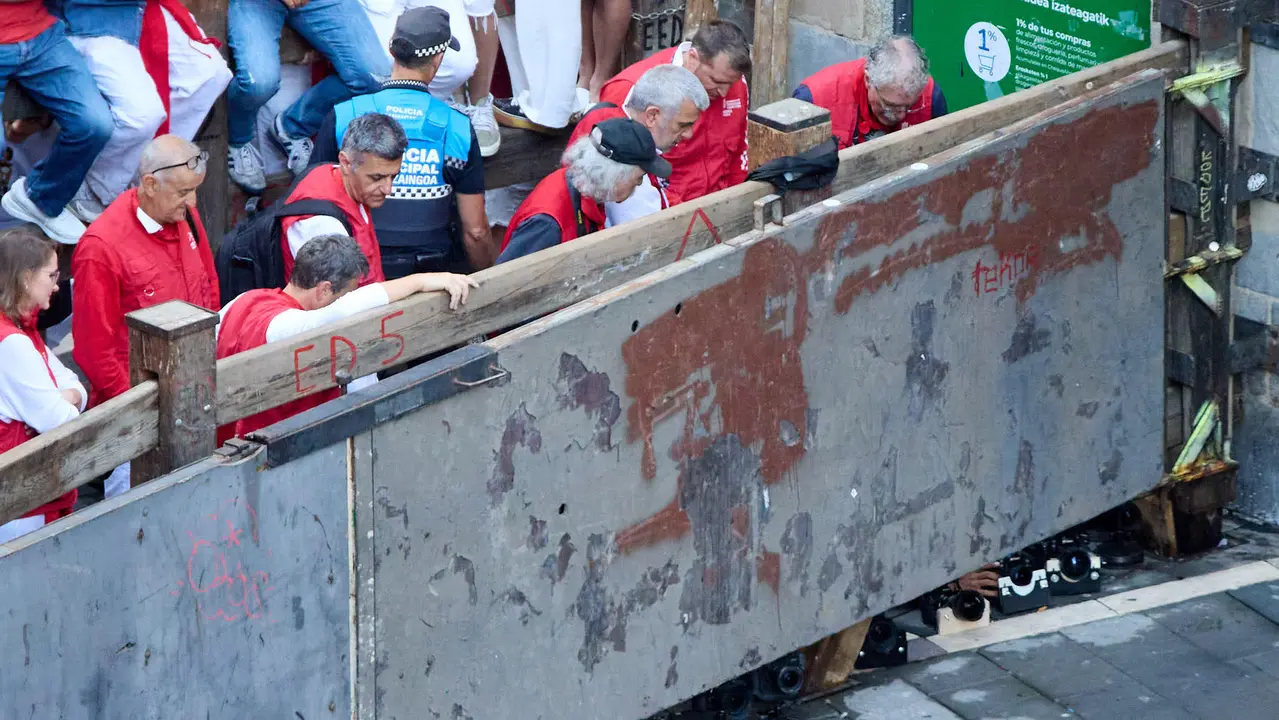 Segundo encierro de San Fermín 2025 con toros de la ganadería de Cebada Gago en el tramo de Mercaderes. IÑIGO ALZUGARAY