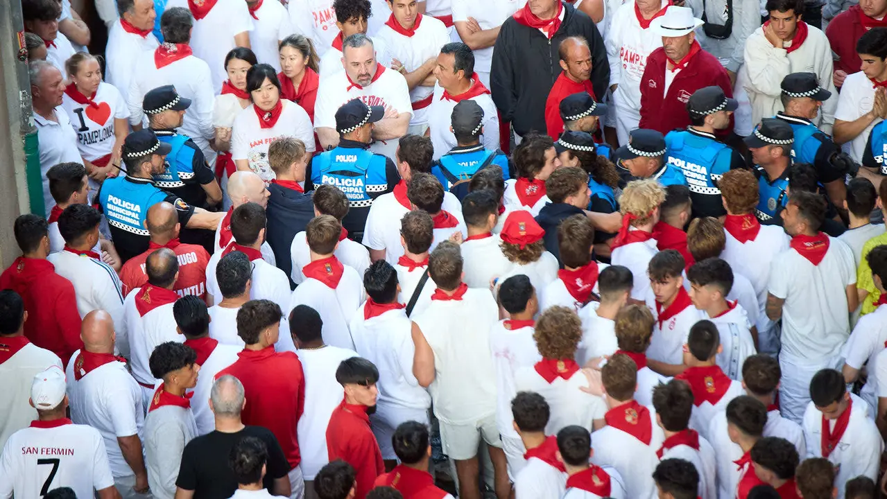 Segundo encierro de San Fermín 2025 con toros de la ganadería de Cebada Gago en el tramo de Mercaderes. IÑIGO ALZUGARAY