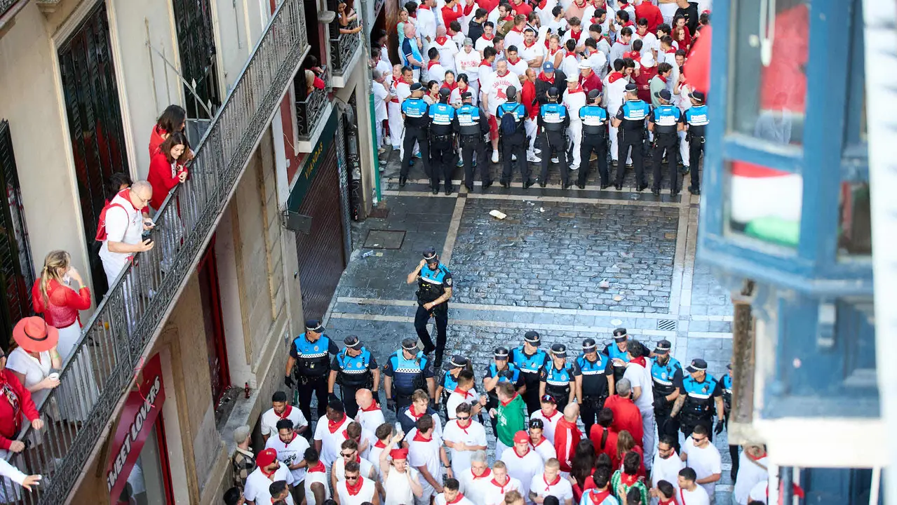 Segundo encierro de San Fermín 2025 con toros de la ganadería de Cebada Gago en el tramo de Mercaderes. IÑIGO ALZUGARAY