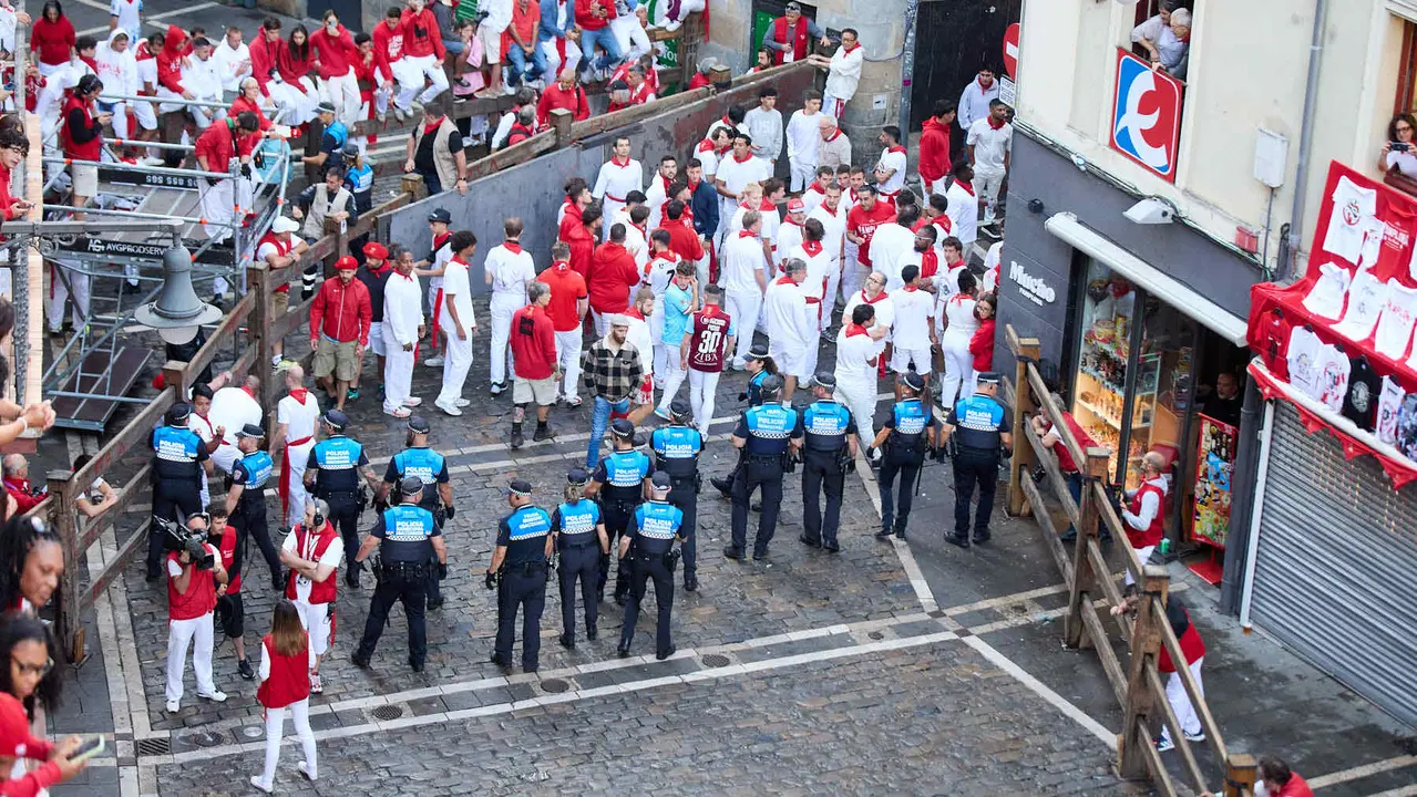 Segundo encierro de San Fermín 2025 con toros de la ganadería de Cebada Gago en el tramo de Mercaderes. IÑIGO ALZUGARAY