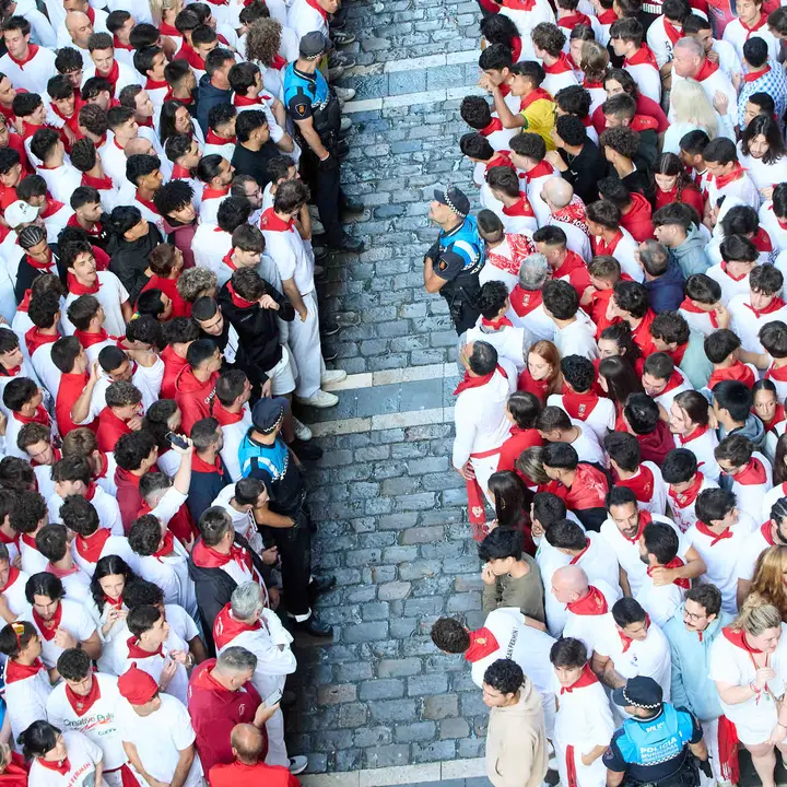 Segundo encierro de San Fermín 2025 con toros de la ganadería de Cebada Gago en el tramo de Mercaderes. IÑIGO ALZUGARAY