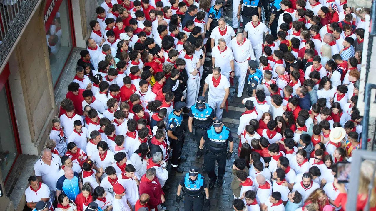 Segundo encierro de San Fermín 2025 con toros de la ganadería de Cebada Gago en el tramo de Mercaderes. IÑIGO ALZUGARAY