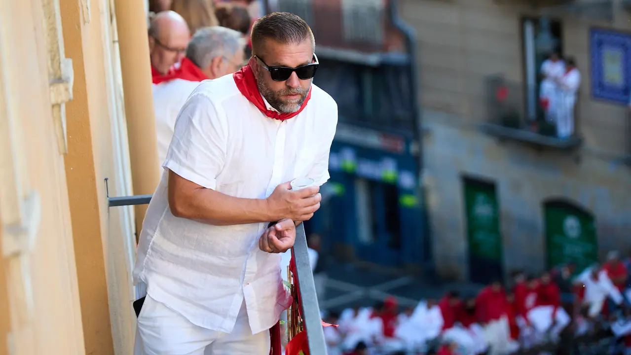Ambiente en los momentos previos al segundo encierro de San Fermín 2025 con toros de la ganadería de Cebada Gago en el tramo de Mercaderes. IÑIGO ALZUGARAY
