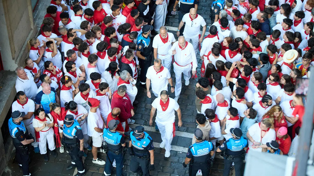 Segundo encierro de San Fermín 2025 con toros de la ganadería de Cebada Gago en el tramo de Mercaderes. IÑIGO ALZUGARAY