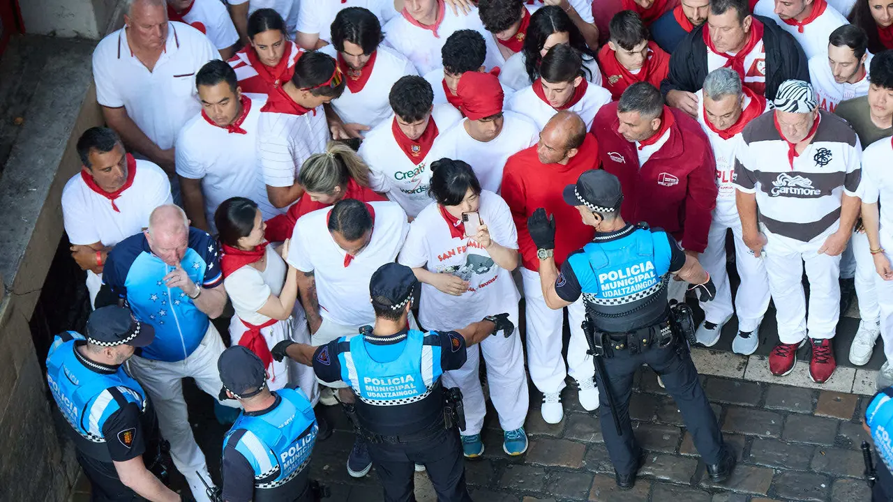 Ambiente en los momentos previos al segundo encierro de San Fermín 2025 con toros de la ganadería de Cebada Gago en el tramo de Mercaderes. IÑIGO ALZUGARAY