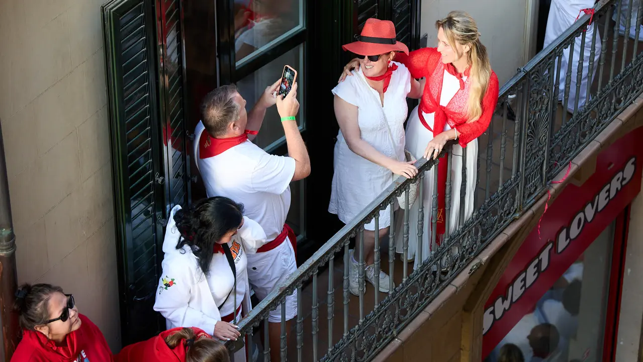 Ambiente en los momentos previos al segundo encierro de San Fermín 2025 con toros de la ganadería de Cebada Gago en el tramo de Mercaderes. IÑIGO ALZUGARAY