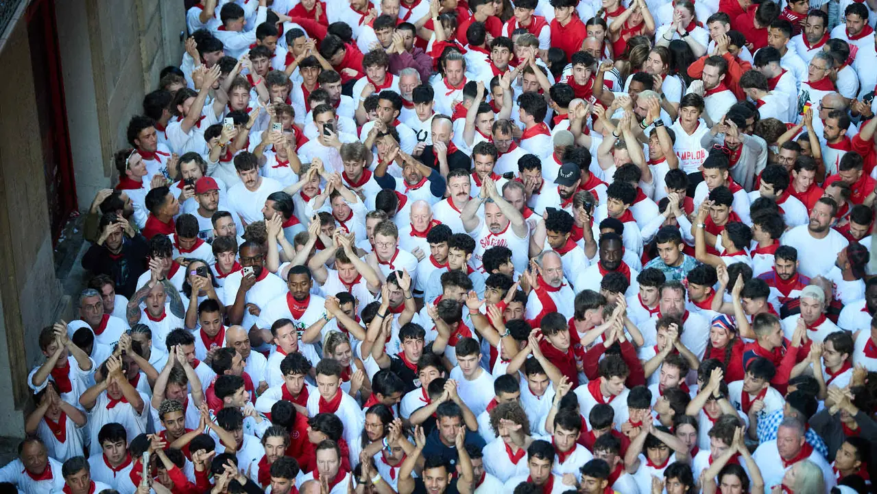 Segundo encierro de San Fermín 2025 con toros de la ganadería de Cebada Gago en el tramo de Mercaderes. IÑIGO ALZUGARAY