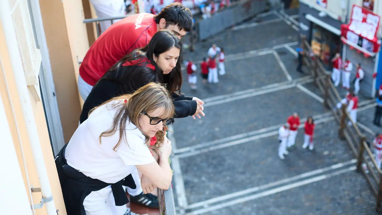Ambiente en los momentos previos al segundo encierro de San Fermín 2025 con toros de la ganadería de Cebada Gago en el tramo de Mercaderes. IÑIGO ALZUGARAY