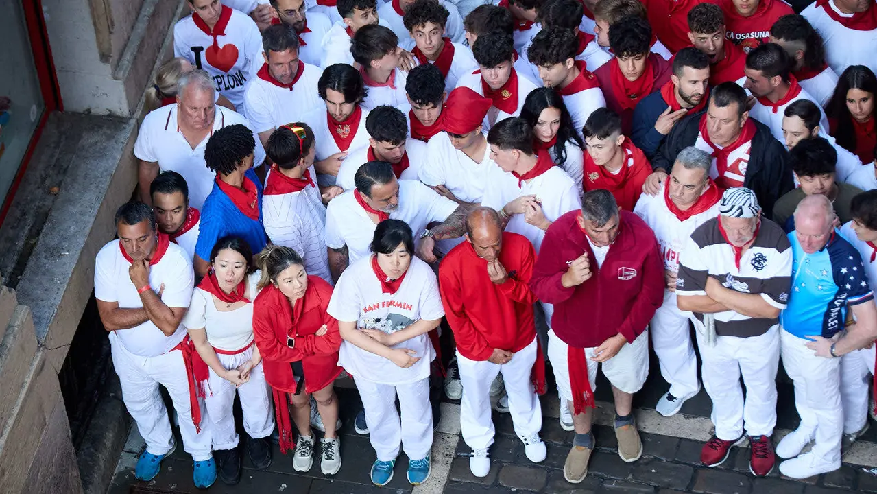 Segundo encierro de San Fermín 2025 con toros de la ganadería de Cebada Gago en el tramo de Mercaderes. IÑIGO ALZUGARAY