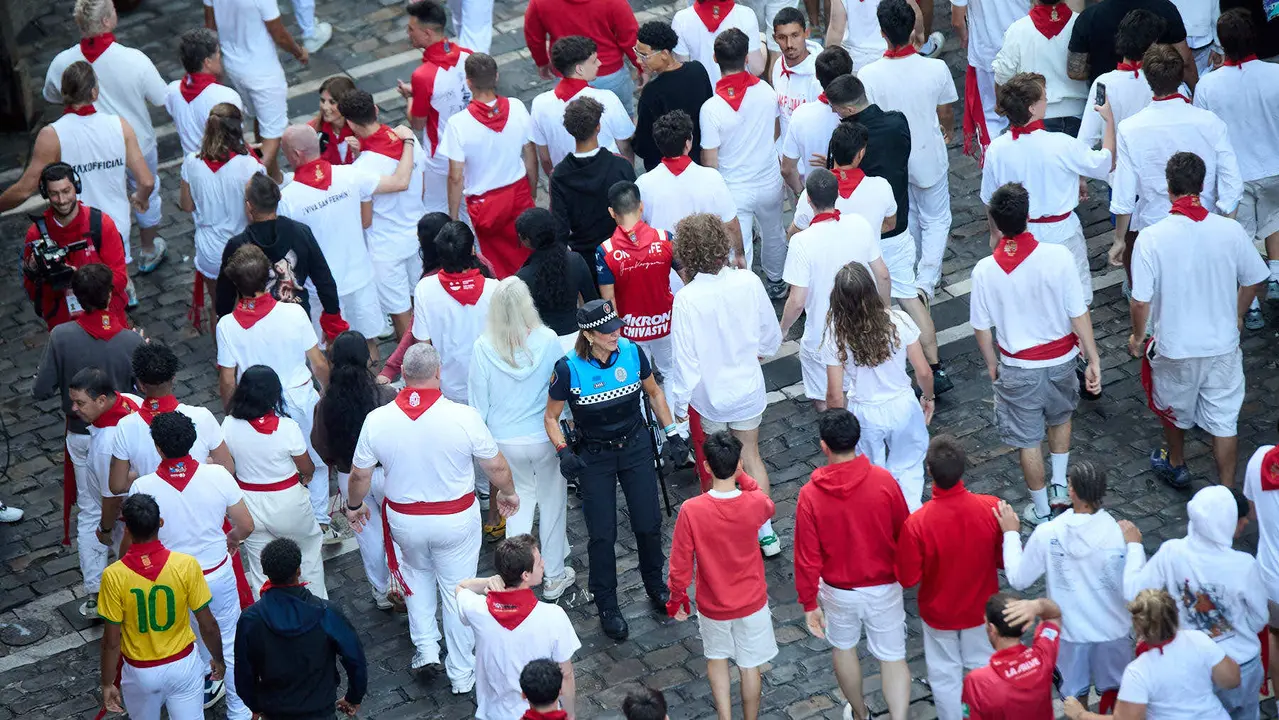 Segundo encierro de San Fermín 2025 con toros de la ganadería de Cebada Gago en el tramo de Mercaderes. IÑIGO ALZUGARAY