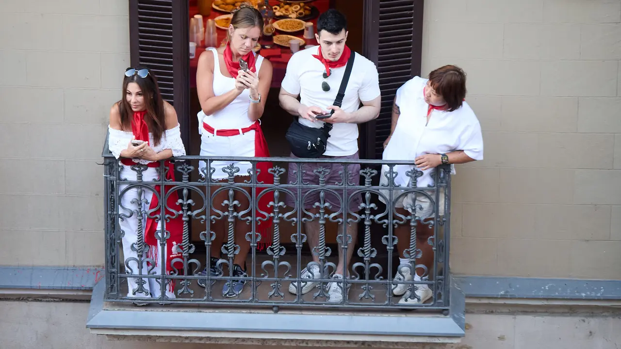 Ambiente en los momentos previos al segundo encierro de San Fermín 2025 con toros de la ganadería de Cebada Gago en el tramo de Mercaderes. IÑIGO ALZUGARAY