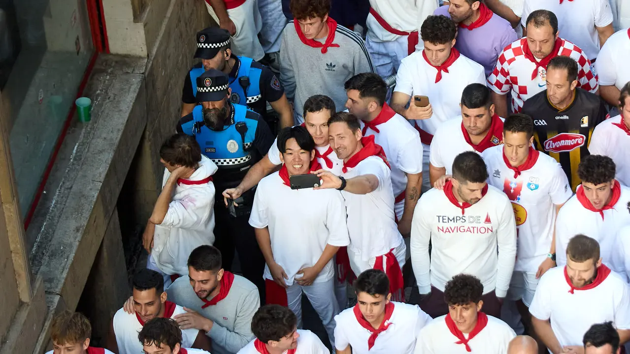Segundo encierro de San Fermín 2025 con toros de la ganadería de Cebada Gago en el tramo de Mercaderes. IÑIGO ALZUGARAY