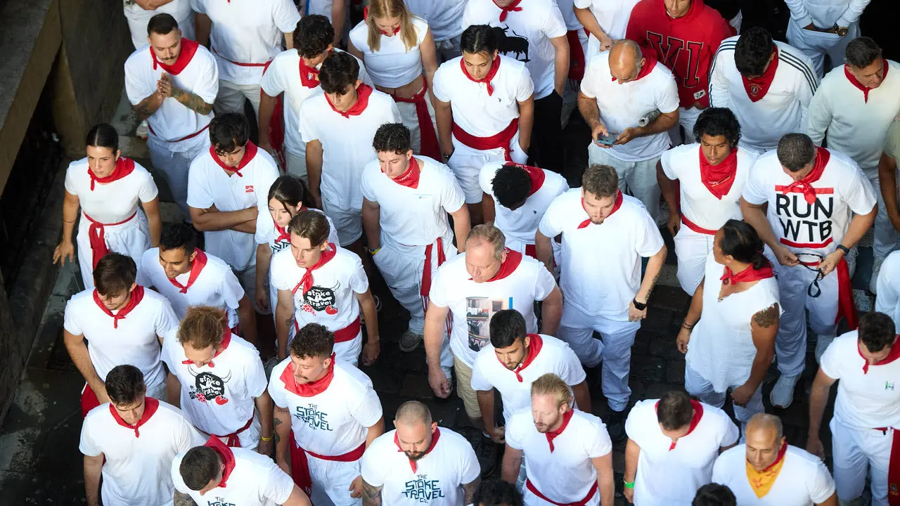 Segundo encierro de San Fermín 2025 con toros de la ganadería de Cebada Gago en el tramo de Mercaderes. IÑIGO ALZUGARAY