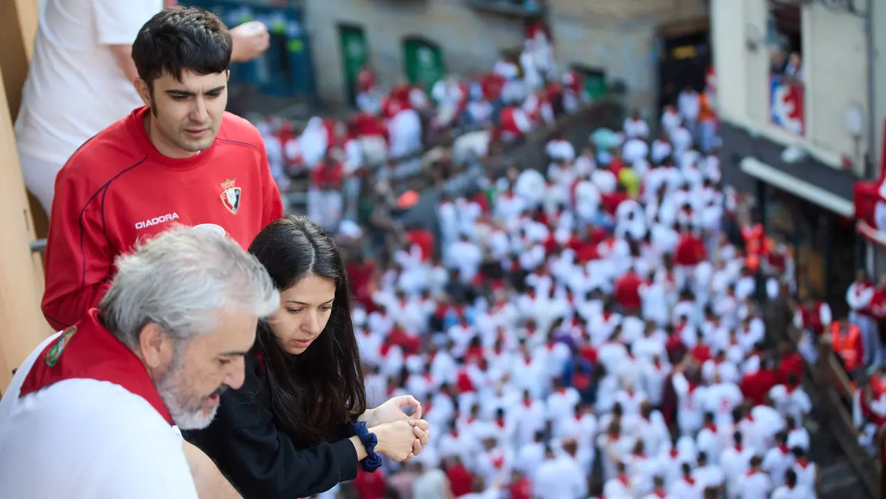 Ambiente en los momentos previos al segundo encierro de San Fermín 2025 con toros de la ganadería de Cebada Gago en el tramo de Mercaderes. IÑIGO ALZUGARAY