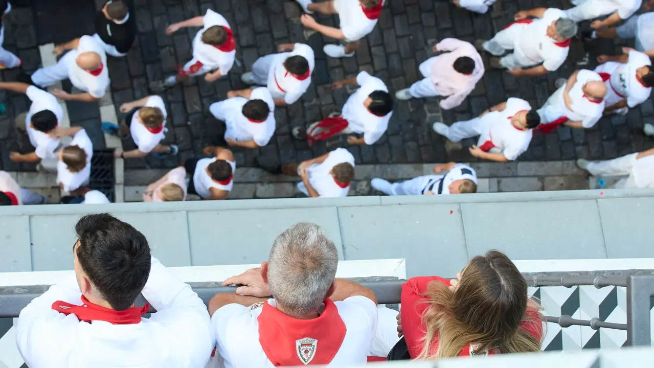 Ambiente en los momentos previos al segundo encierro de San Fermín 2025 con toros de la ganadería de Cebada Gago en el tramo de Mercaderes. IÑIGO ALZUGARAY