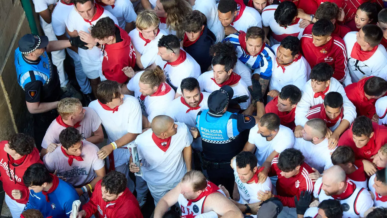 Segundo encierro de San Fermín 2025 con toros de la ganadería de Cebada Gago en el tramo de Mercaderes. IÑIGO ALZUGARAY