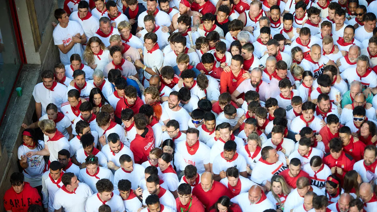 Segundo encierro de San Fermín 2025 con toros de la ganadería de Cebada Gago en el tramo de Mercaderes. IÑIGO ALZUGARAY