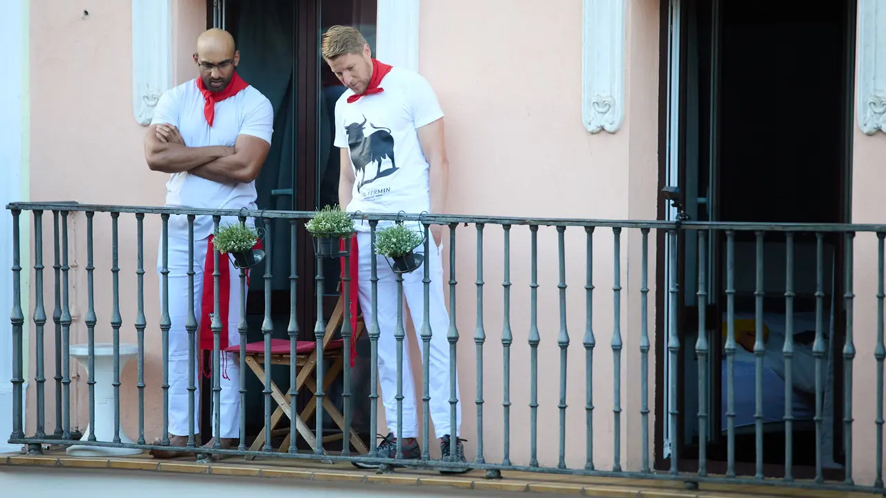 Ambiente en los momentos previos al segundo encierro de San Fermín 2025 con toros de la ganadería de Cebada Gago en el tramo de Mercaderes. IÑIGO ALZUGARAY