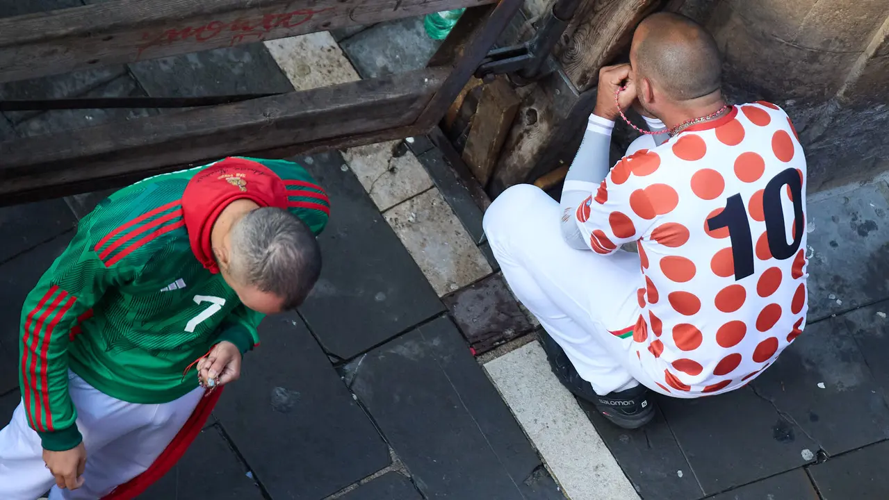 Segundo encierro de San Fermín 2025 con toros de la ganadería de Cebada Gago en el tramo de Mercaderes. IÑIGO ALZUGARAY