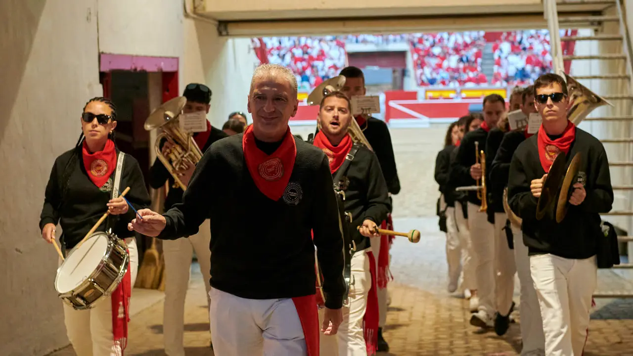 Ambiente en el segundo encierro de San Fermín 2025 con toros de Cebada Gago. IRANZU LARRASOAÑA