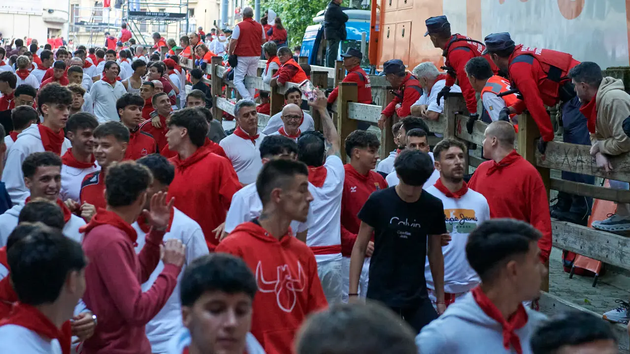 Ambiente en el segundo encierro de San Fermín 2025 con toros de Cebada Gago. IRANZU LARRASOAÑA