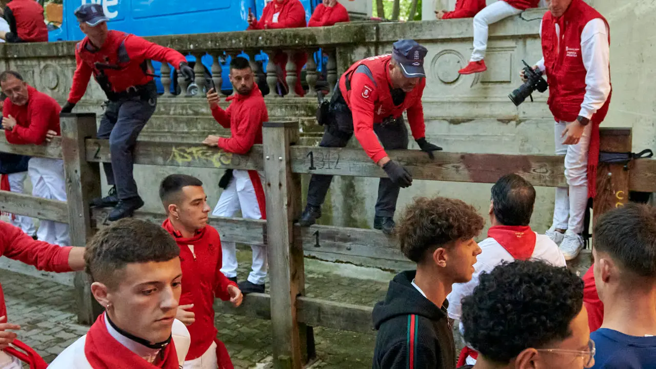 Ambiente en el segundo encierro de San Fermín 2025 con toros de Cebada Gago. IRANZU LARRASOAÑA