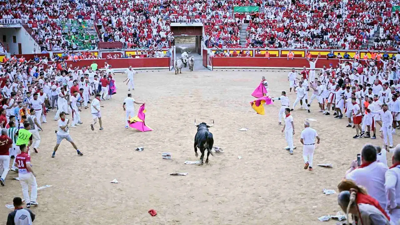 Segundo encierro de las fiestas de San Fermín 2025 con toros de Cebada Gago en el Callejón. PABLO LASAOSA