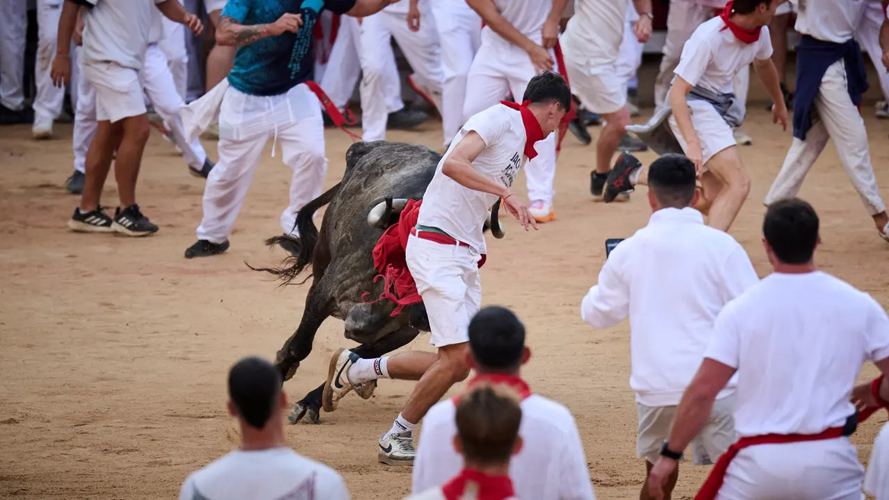 Festejo de vacas en la plaza de toros tras el segundo encierro de San Fermín 2025. PABLO LASAOSA