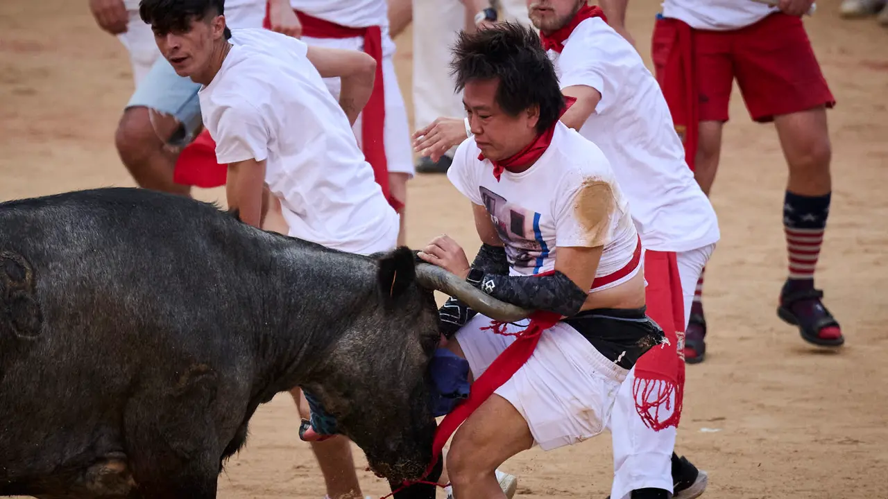 Festejo de vacas en la plaza de toros tras el segundo encierro de San Fermín 2025. PABLO LASAOSA