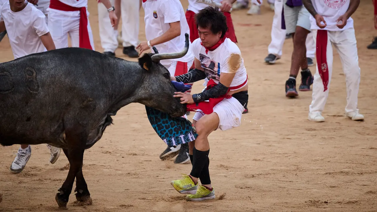 Festejo de vacas en la plaza de toros tras el segundo encierro de San Fermín 2025. PABLO LASAOSA
