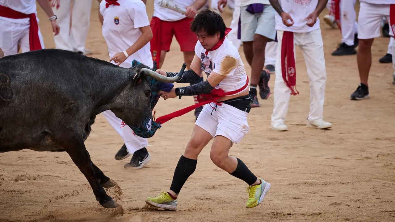 Festejo de vacas en la plaza de toros tras el segundo encierro de San Fermín 2025. PABLO LASAOSA