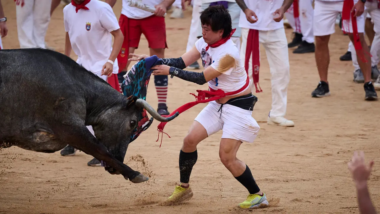 Festejo de vacas en la plaza de toros tras el segundo encierro de San Fermín 2025. PABLO LASAOSA
