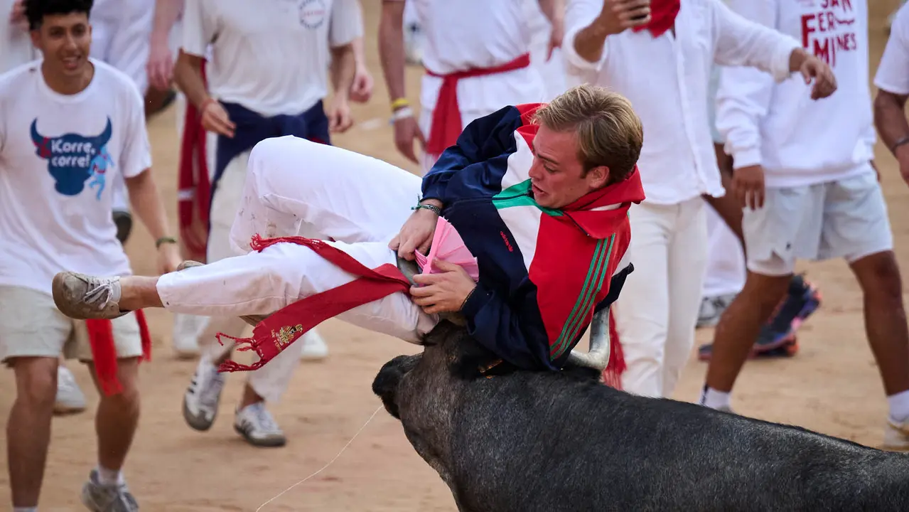 Festejo de vacas en la plaza de toros tras el segundo encierro de San Fermín 2025. PABLO LASAOSA