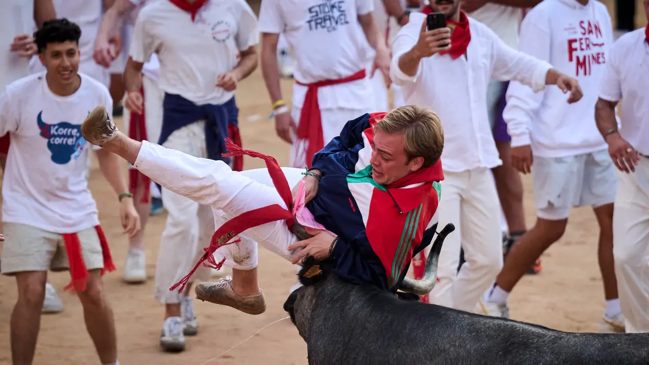 Festejo de vacas en la plaza de toros tras el segundo encierro de San Fermín 2025. PABLO LASAOSA