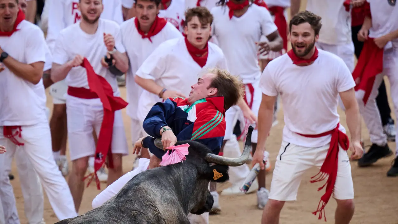 Festejo de vacas en la plaza de toros tras el segundo encierro de San Fermín 2025. PABLO LASAOSA