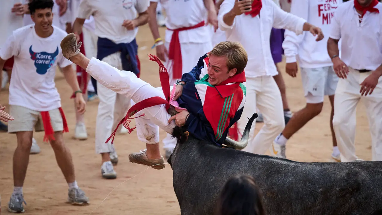 Festejo de vacas en la plaza de toros tras el segundo encierro de San Fermín 2025. PABLO LASAOSA