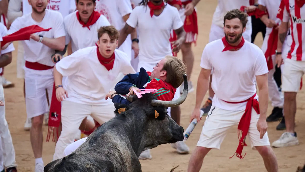 Festejo de vacas en la plaza de toros tras el segundo encierro de San Fermín 2025. PABLO LASAOSA