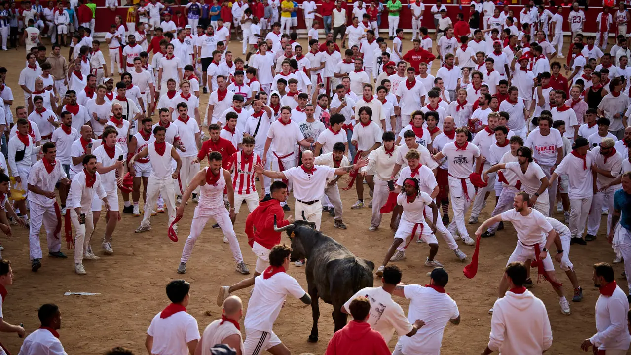 Festejo de vacas en la plaza de toros tras el segundo encierro de San Fermín 2025. PABLO LASAOSA