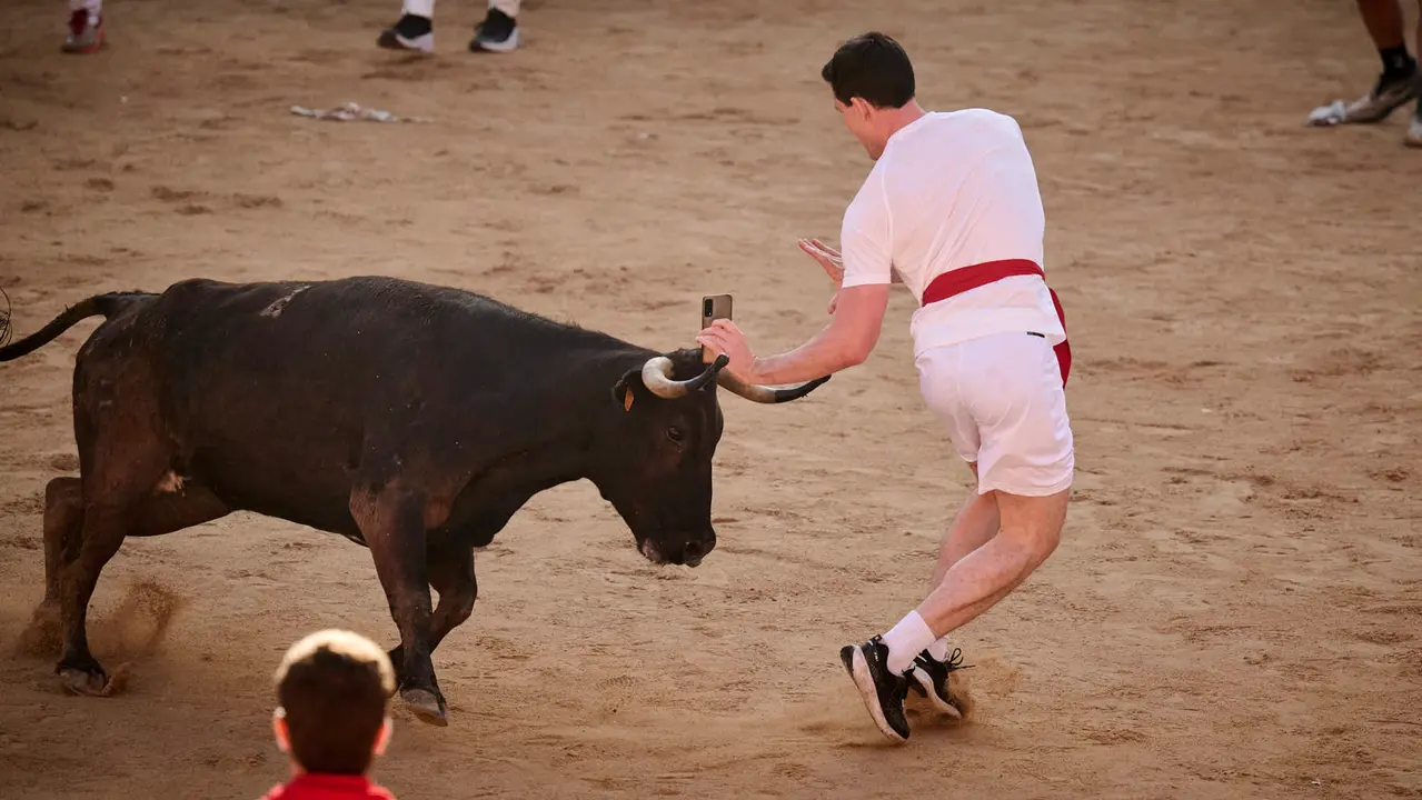 Festejo de vacas en la plaza de toros tras el segundo encierro de San Fermín 2025. PABLO LASAOSA