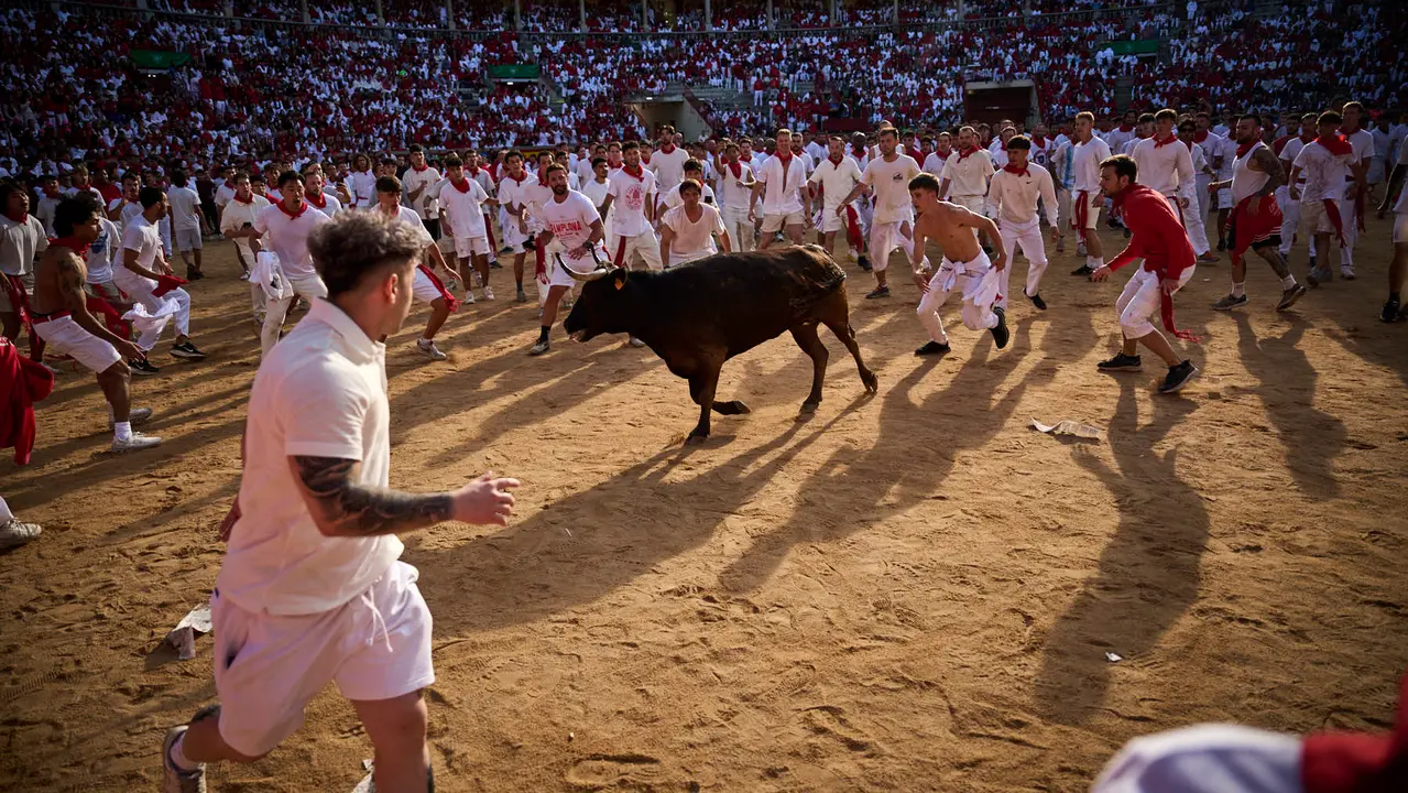 Festejo de vacas en la plaza de toros tras el segundo encierro de San Fermín 2025. PABLO LASAOSA