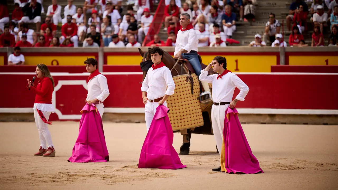 Toros en familia en la Plaza de Toros de Pamplona con Pablo Hernández, Aarón Navas, Francisco Jiménez y el torero Román como comentarista. PABLO LASAOSA