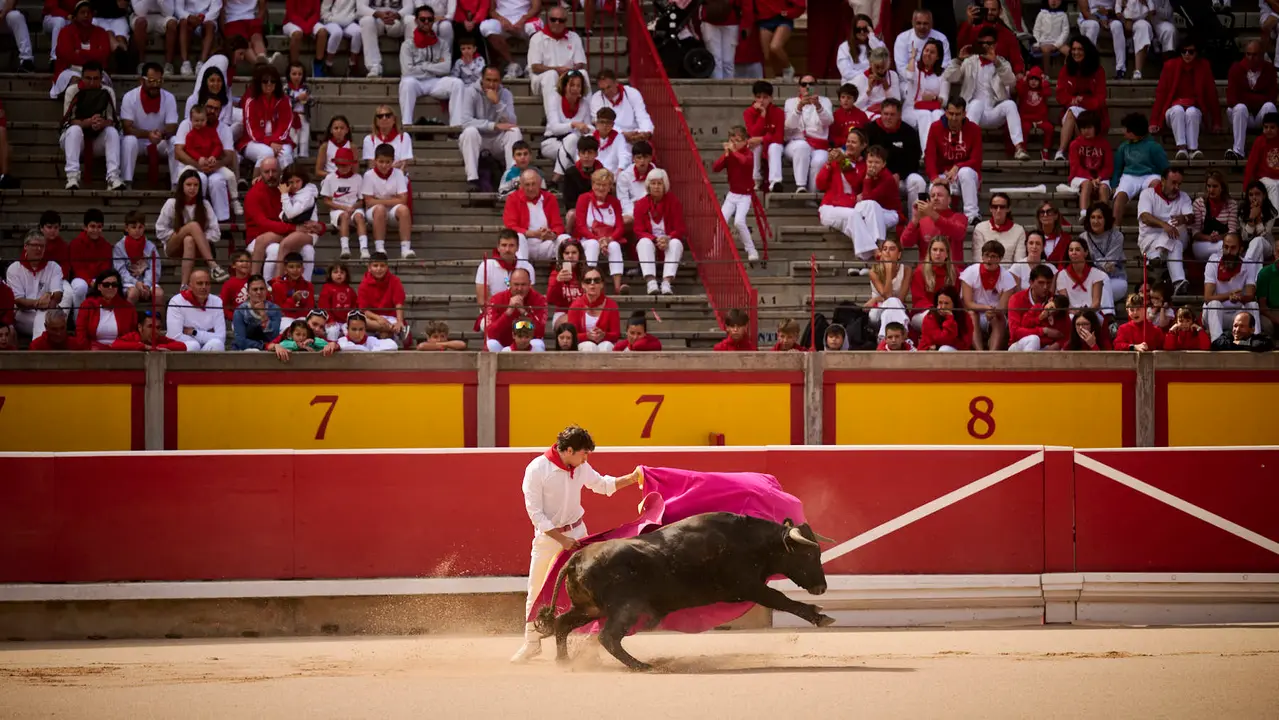Toros en familia en la Plaza de Toros de Pamplona con Pablo Hernández, Aarón Navas, Francisco Jiménez y el torero Román como comentarista. PABLO LASAOSA