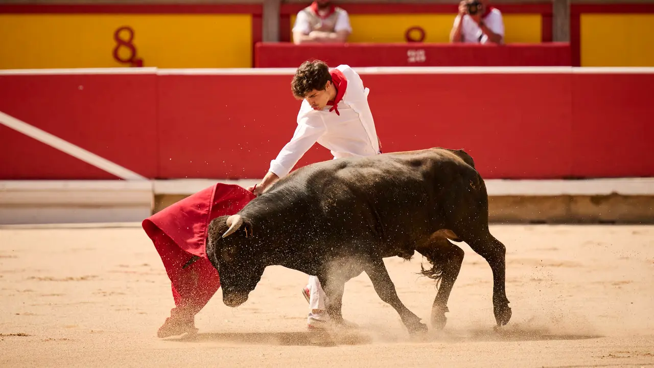Toros en familia en la Plaza de Toros de Pamplona con Pablo Hernández, Aarón Navas, Francisco Jiménez y el torero Román como comentarista. PABLO LASAOSA