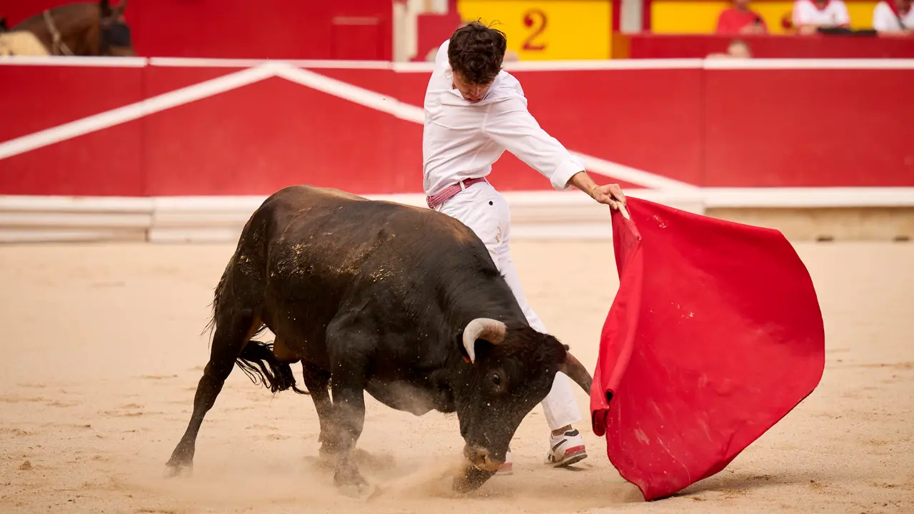 Toros en familia en la Plaza de Toros de Pamplona con Pablo Hernández, Aarón Navas, Francisco Jiménez y el torero Román como comentarista. PABLO LASAOSA